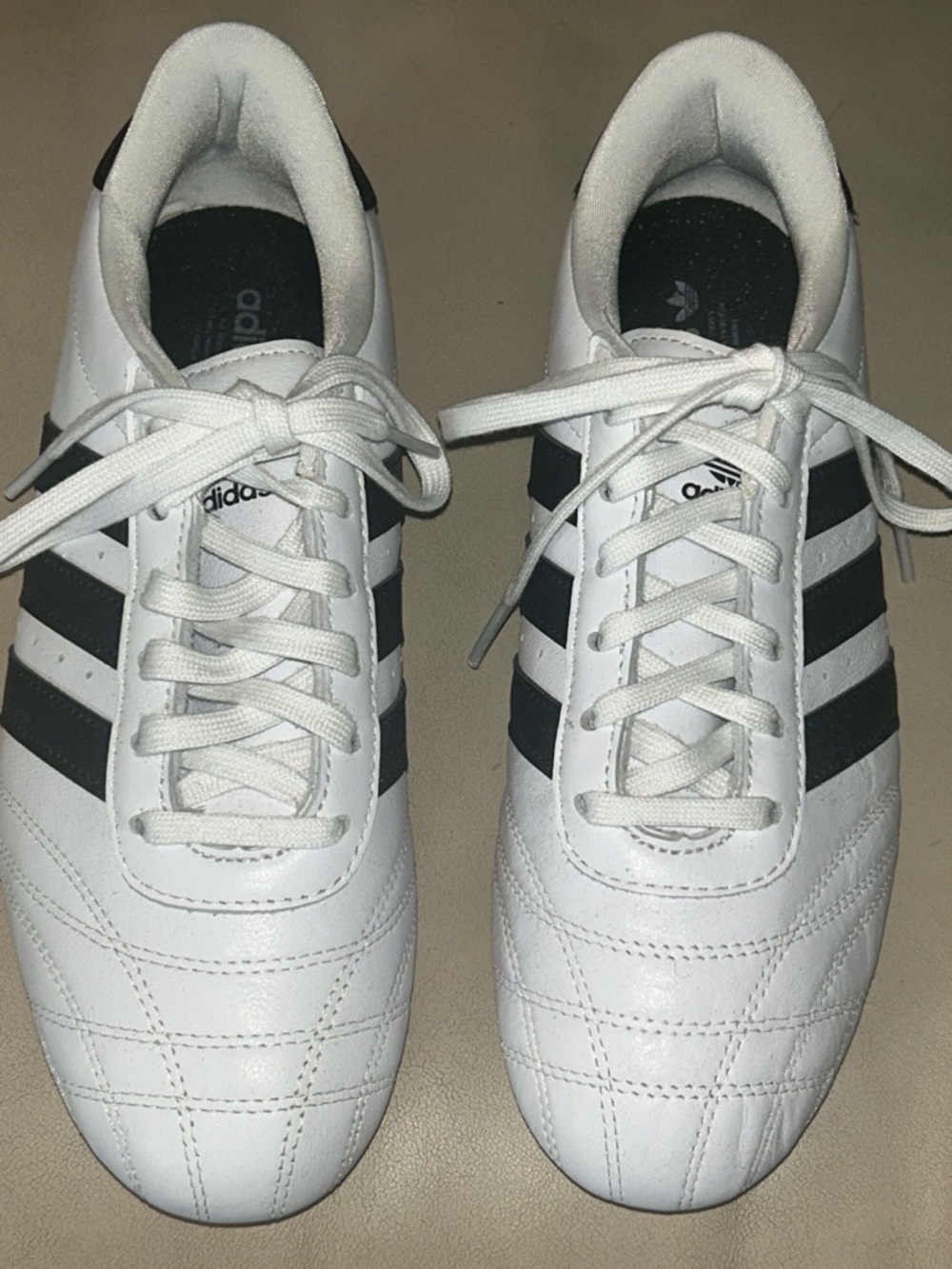 “REASONABLE OFFERS” “ADIDAS” White and Black Low-Top Casual Sneakers 👟